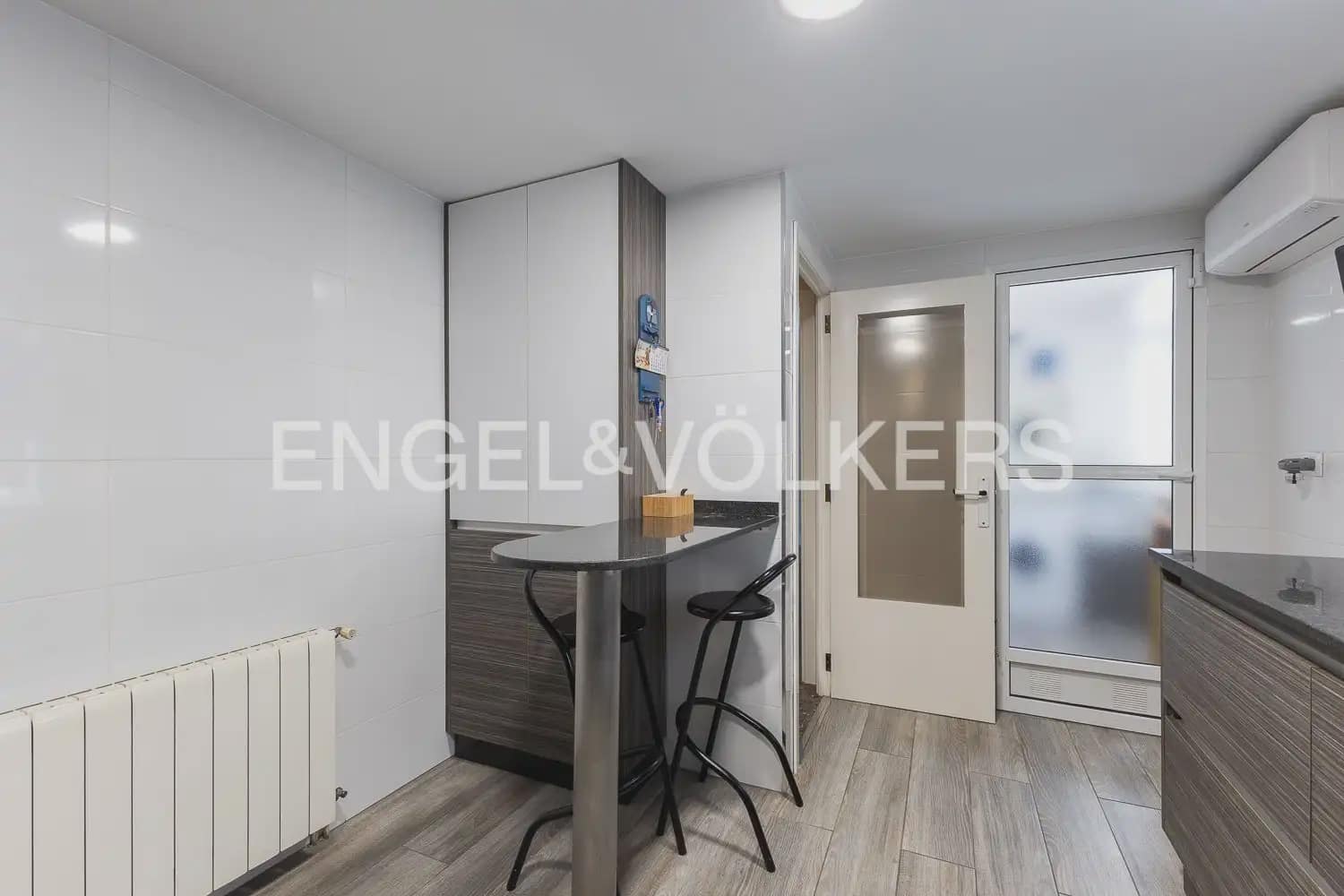 5 bedroom Townhouse for sale in Carlet with garage - € 225,000 (Ref: 9898053)