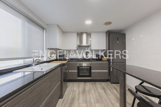 5 bedroom Townhouse for sale in Carlet with garage - € 225,000 (Ref: 9898053)