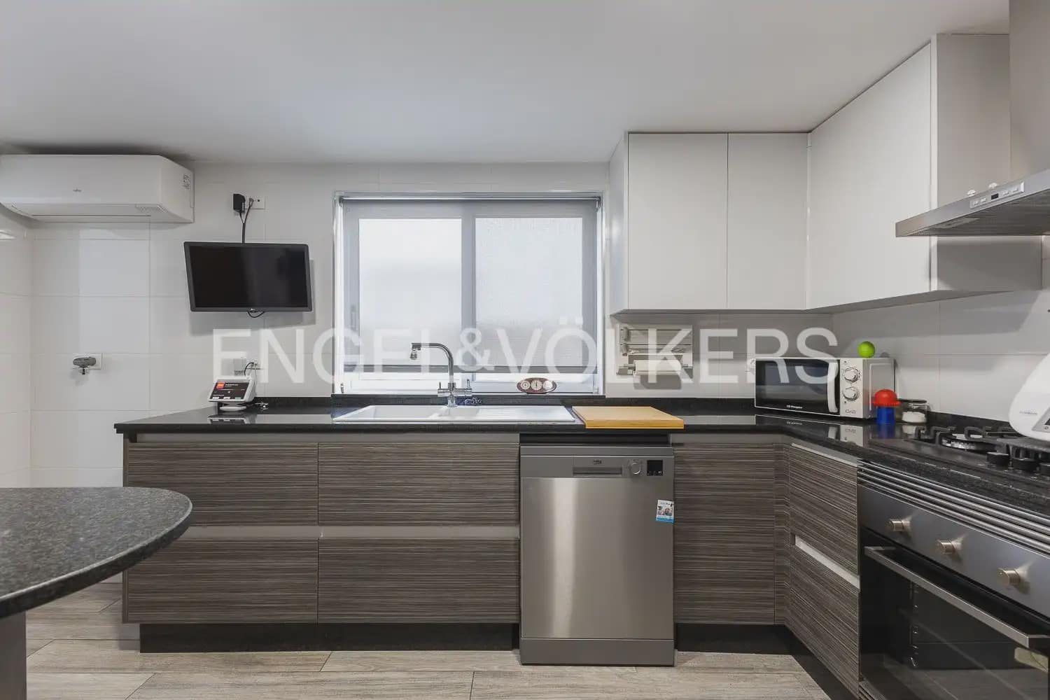 5 bedroom Townhouse for sale in Carlet with garage - € 225,000 (Ref: 9898053)