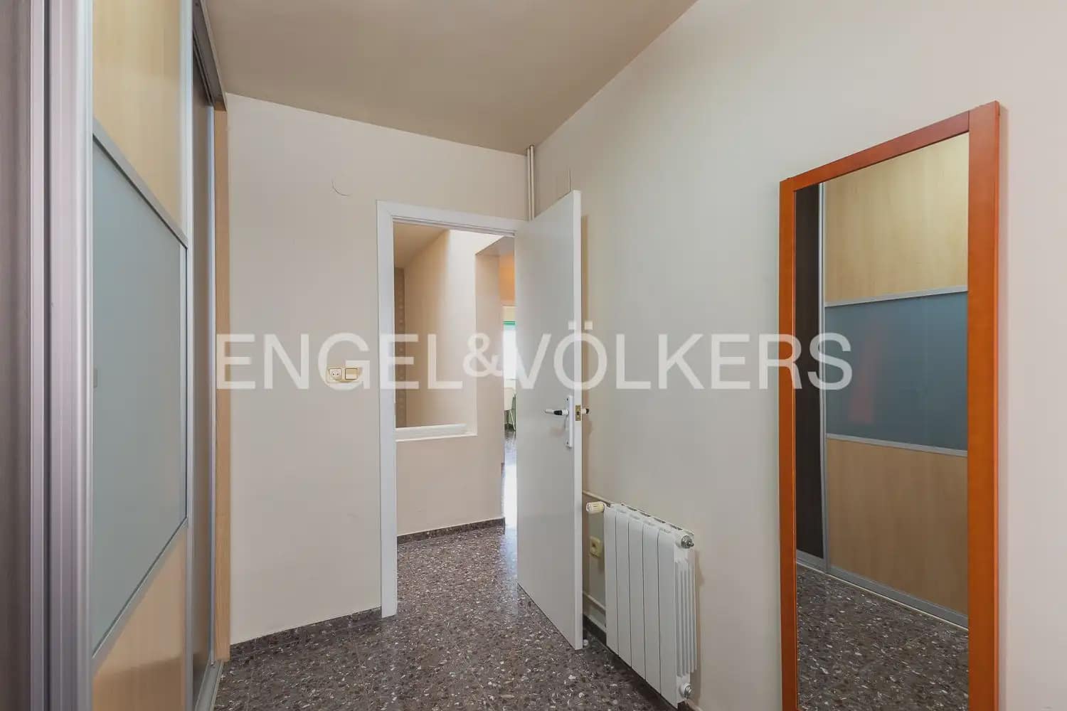 5 bedroom Townhouse for sale in Carlet with garage - € 225,000 (Ref: 9898053)