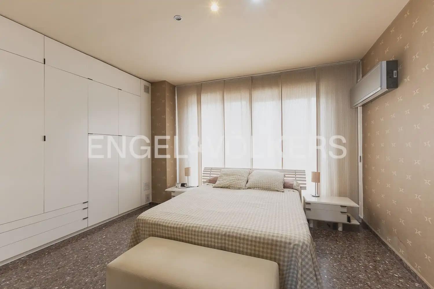 5 bedroom Townhouse for sale in Carlet with garage - € 225,000 (Ref: 9898053)
