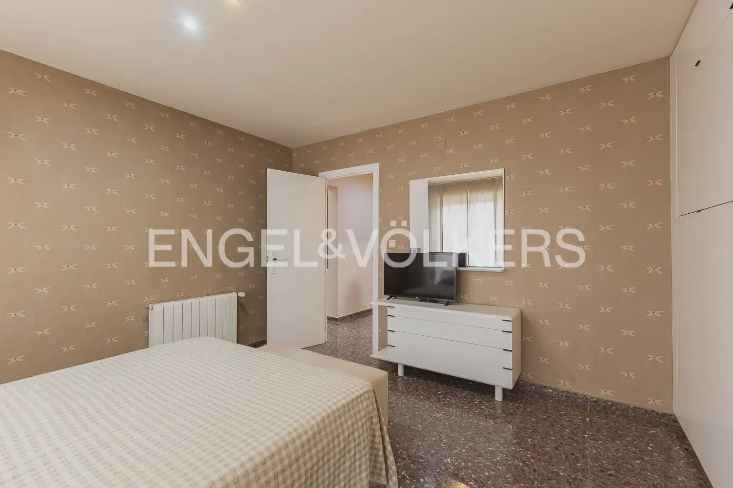 5 bedroom Townhouse for sale in Carlet with garage - € 225,000 (Ref: 9898053)