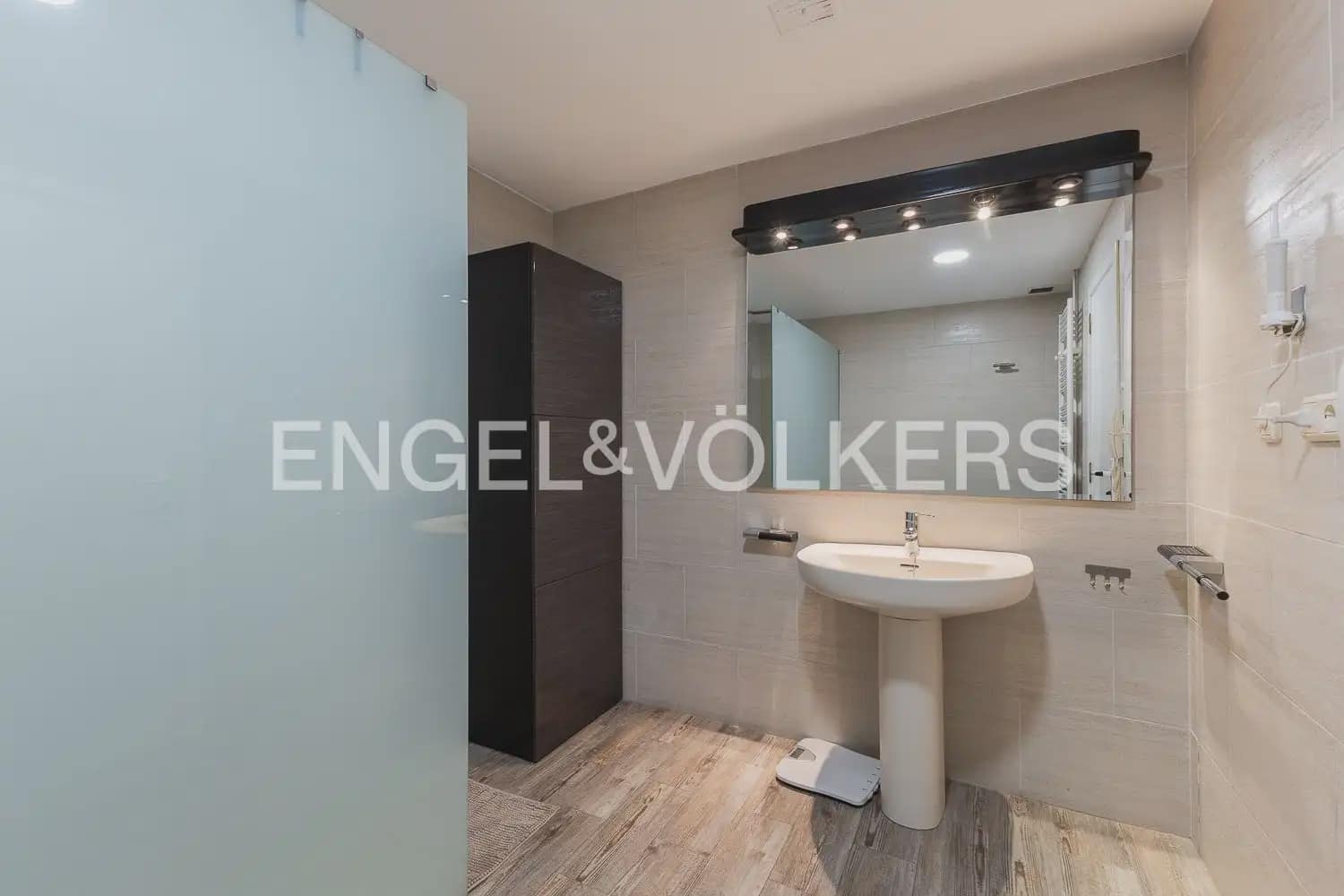 5 bedroom Townhouse for sale in Carlet with garage - € 225,000 (Ref: 9898053)