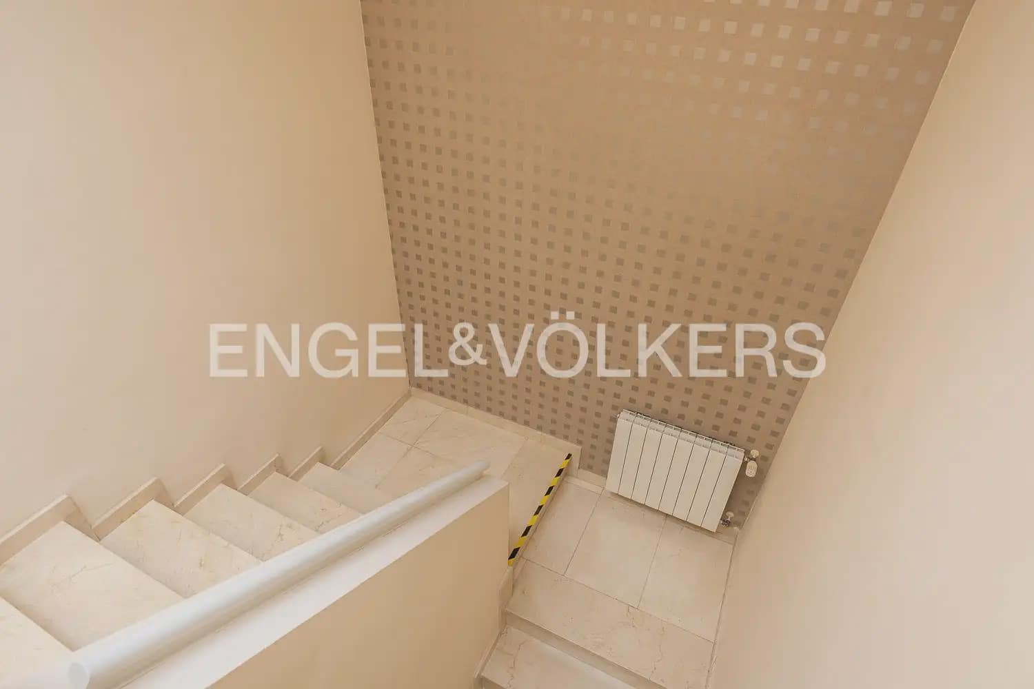 5 bedroom Townhouse for sale in Carlet with garage - € 225,000 (Ref: 9898053)