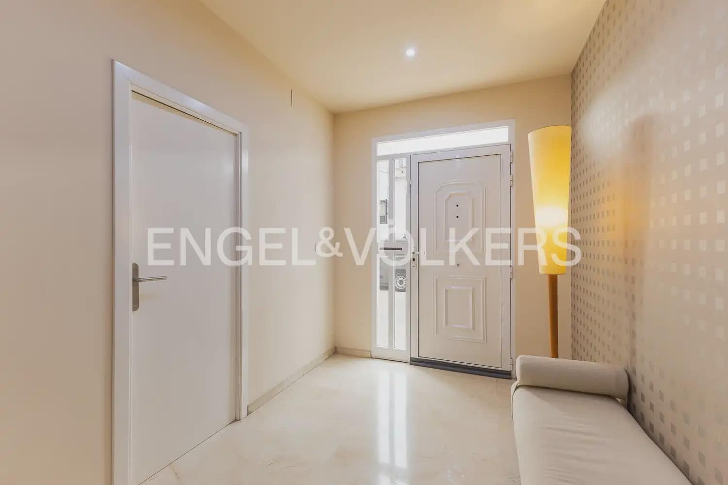 5 bedroom Townhouse for sale in Carlet with garage - € 225,000 (Ref: 9898053)