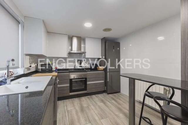 5 bedroom Townhouse for sale in Carlet with garage - € 225,000 (Ref: 9898053)