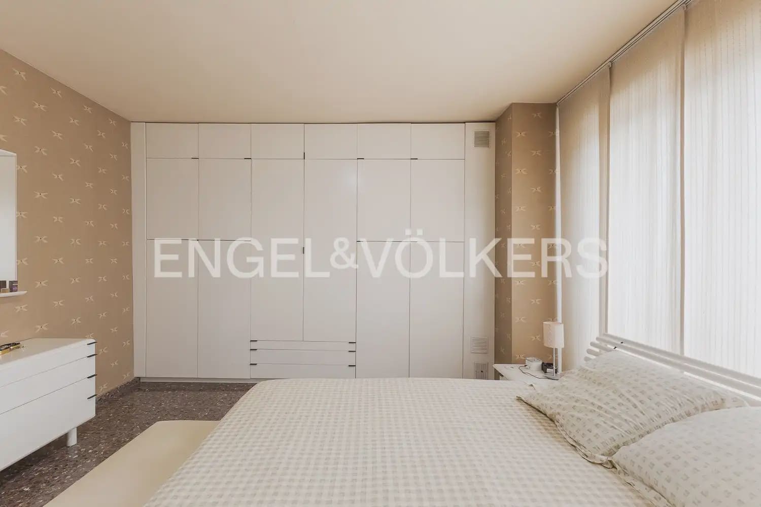 5 bedroom Townhouse for sale in Carlet with garage - € 225,000 (Ref: 9898053)