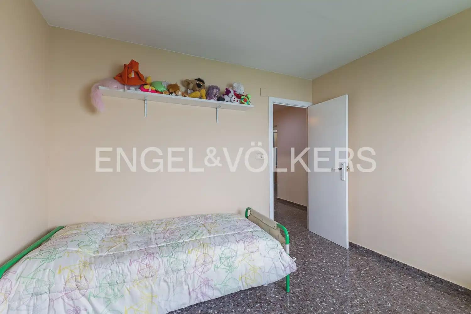 5 bedroom Townhouse for sale in Carlet with garage - € 225,000 (Ref: 9898053)