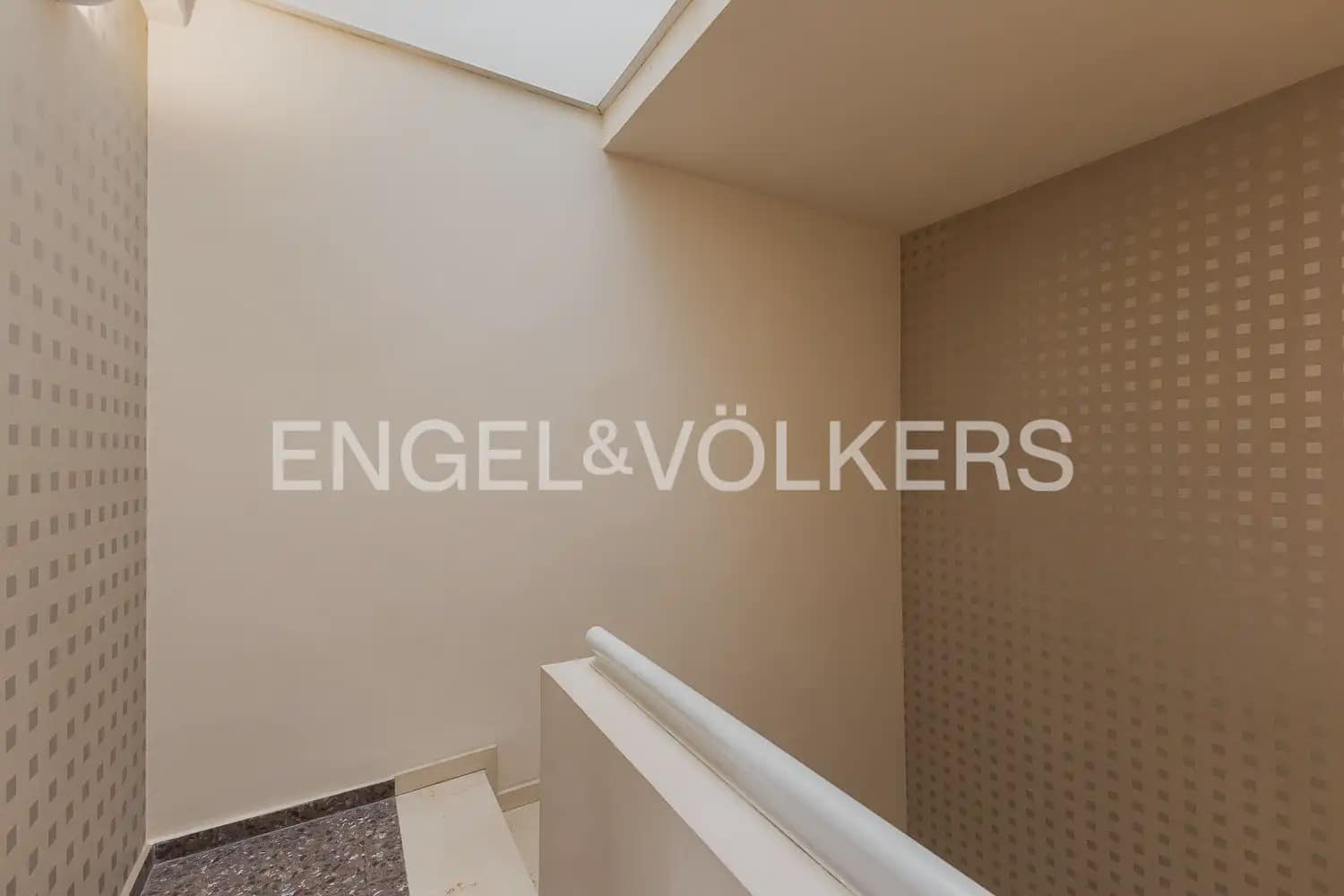 5 bedroom Townhouse for sale in Carlet with garage - € 225,000 (Ref: 9898053)