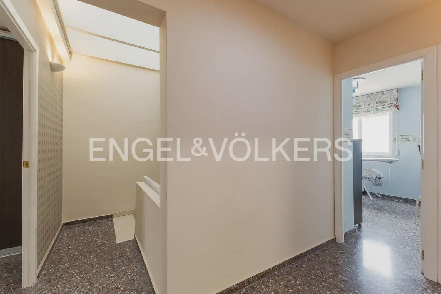 5 bedroom Townhouse for sale in Carlet with garage - € 225,000 (Ref: 9898053)