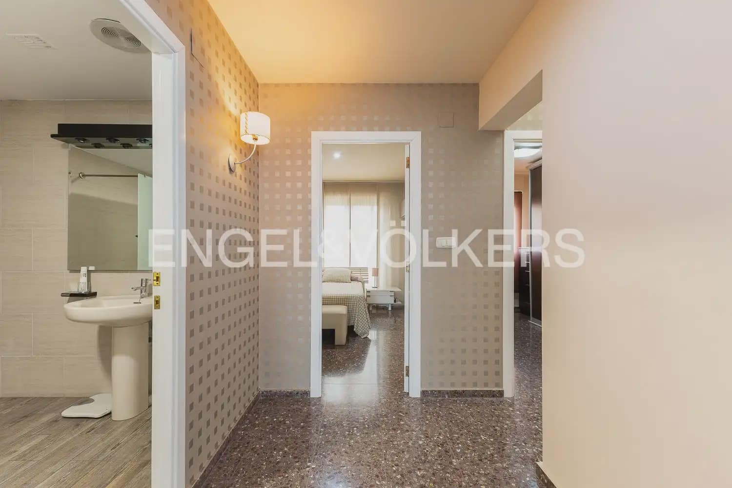 5 bedroom Townhouse for sale in Carlet with garage - € 225,000 (Ref: 9898053)
