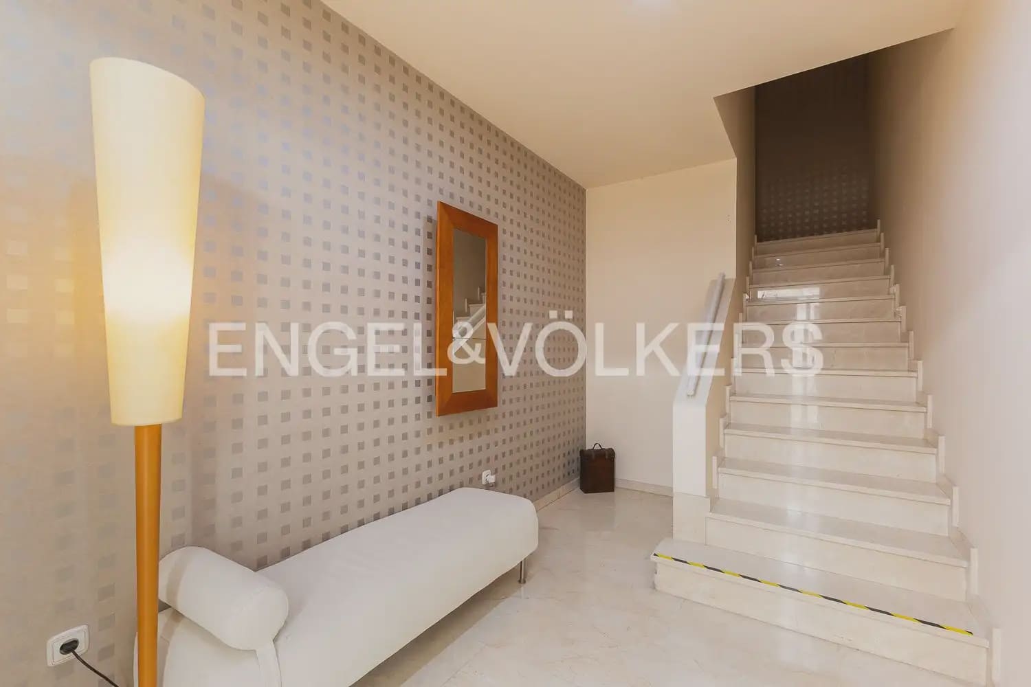 5 bedroom Townhouse for sale in Carlet with garage - € 225,000 (Ref: 9898053)