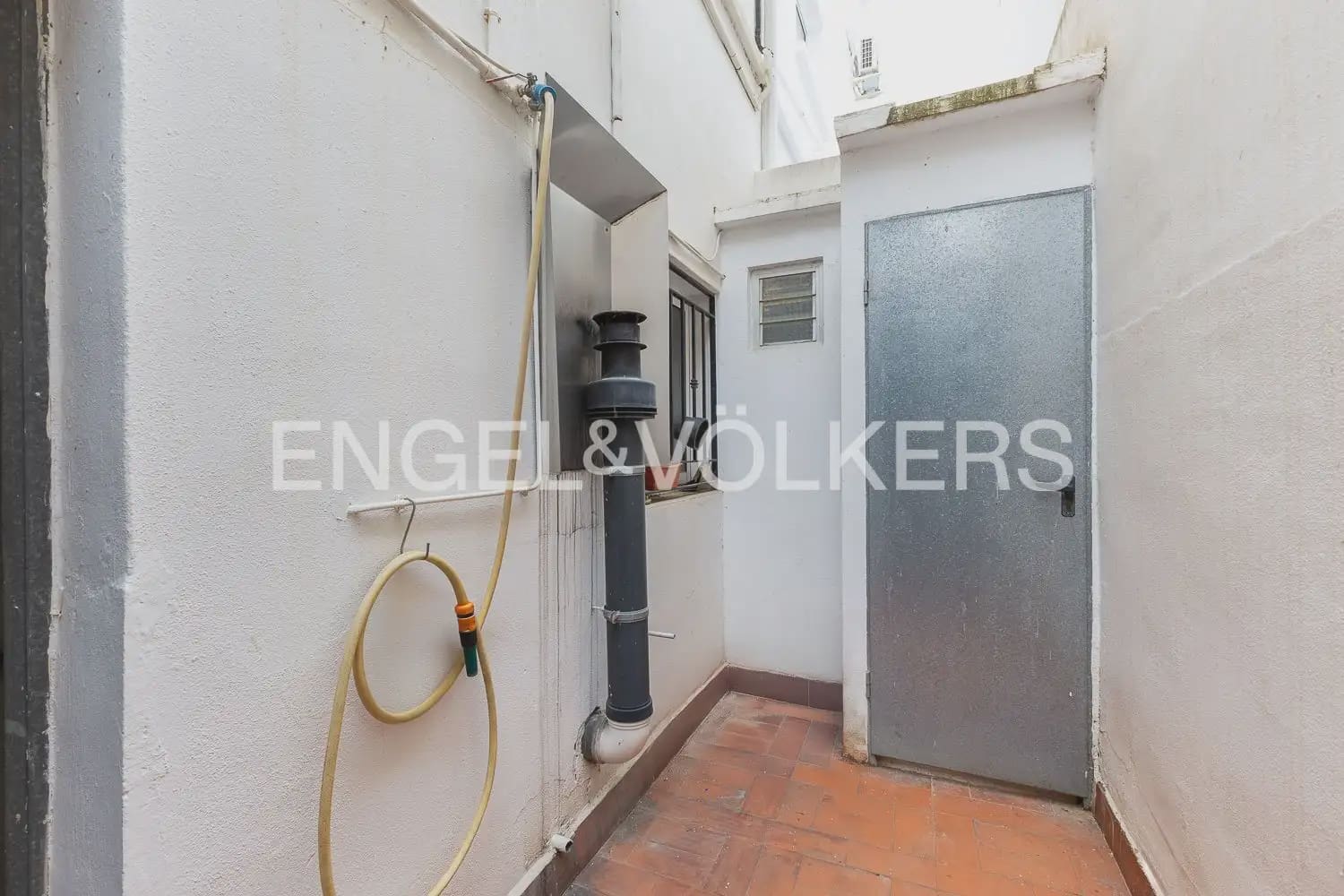 5 bedroom Townhouse for sale in Carlet with garage - € 225,000 (Ref: 9898053)