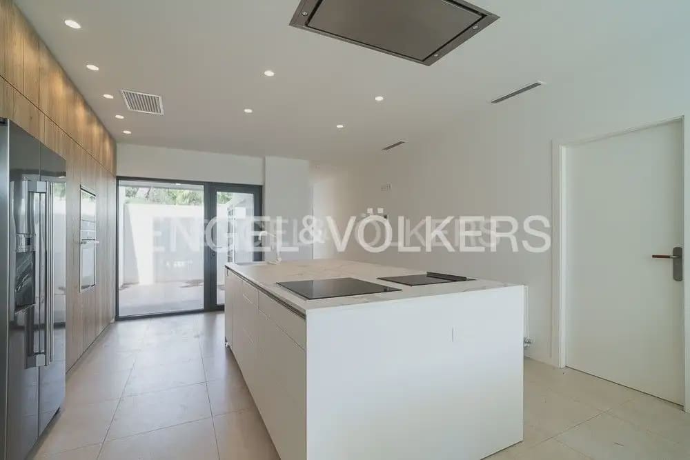 Chalet de 4 habitaciones en Dénia en venta con garaje - 2.100.000 € (Ref: 9898059)