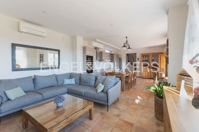 3 bedroom Villa for rent in Corbera with pool garage - € 2,000 (Ref: 9898062)