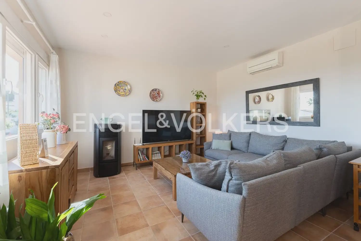 3 bedroom Villa for rent in Corbera with pool garage - € 2,000 (Ref: 9898062)