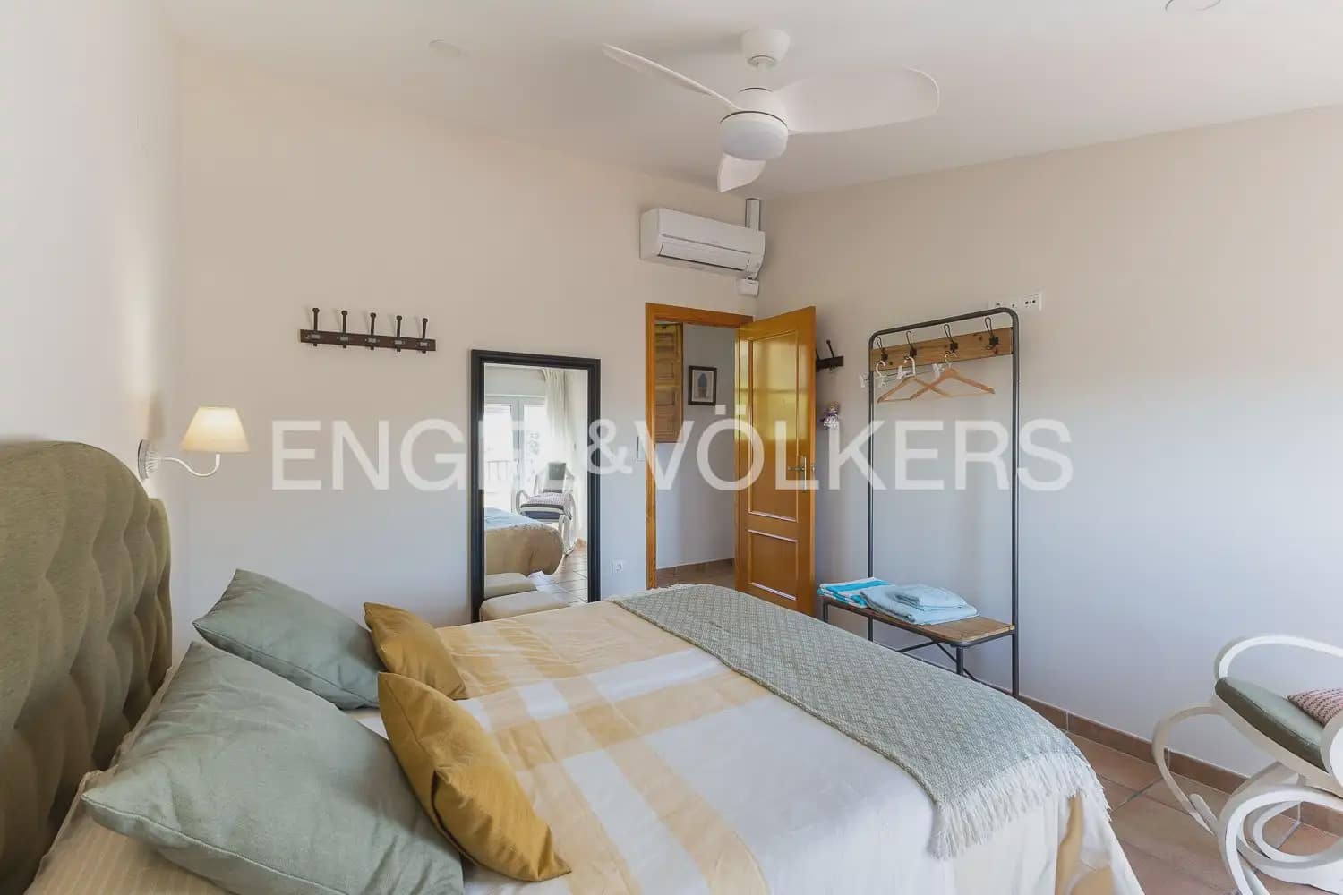 3 bedroom Villa for rent in Corbera with pool garage - € 2,000 (Ref: 9898062)