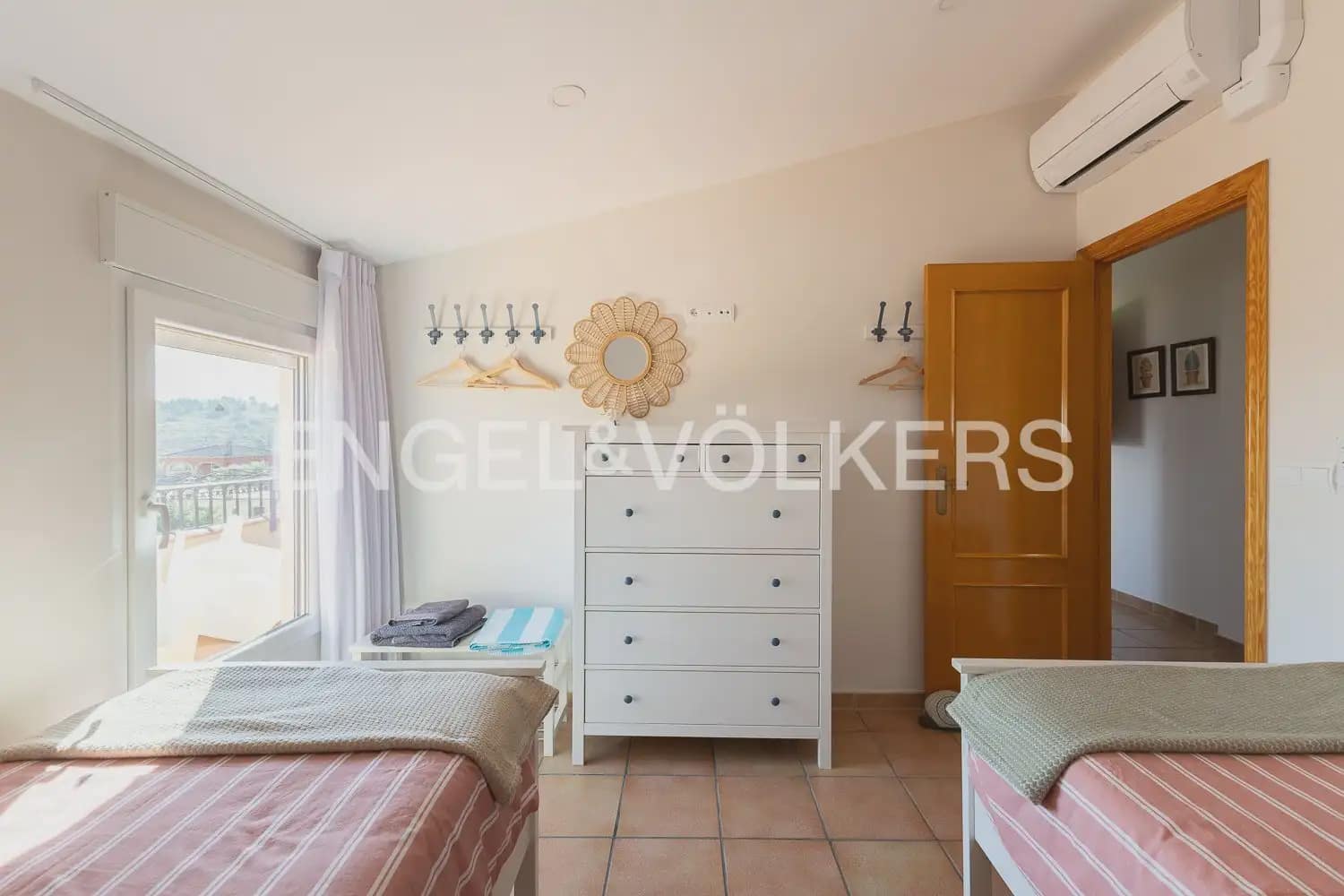 3 bedroom Villa for rent in Corbera with pool garage - € 2,000 (Ref: 9898062)