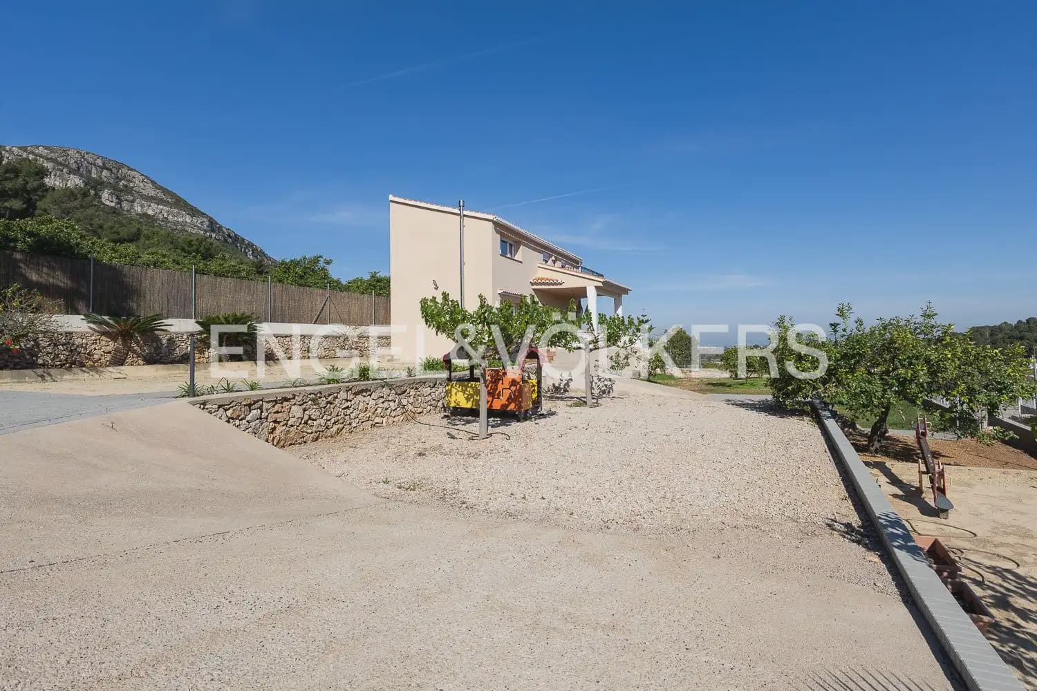 3 bedroom Villa for rent in Corbera with pool garage - € 2,000 (Ref: 9898062)