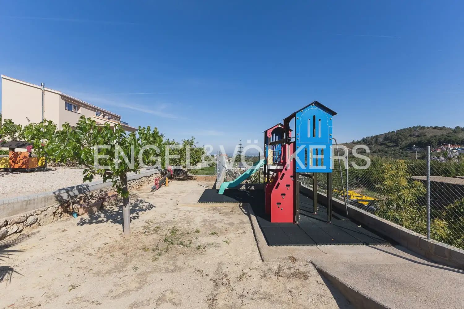 3 bedroom Villa for rent in Corbera with pool garage - € 2,000 (Ref: 9898062)