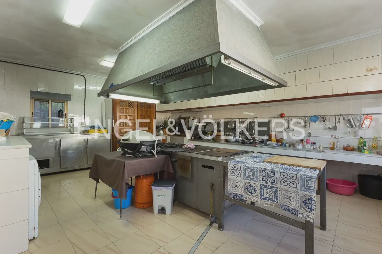 5 bedroom Villa for sale in La Font d'En Carros with pool garage - € 560,000 (Ref: 9898065)