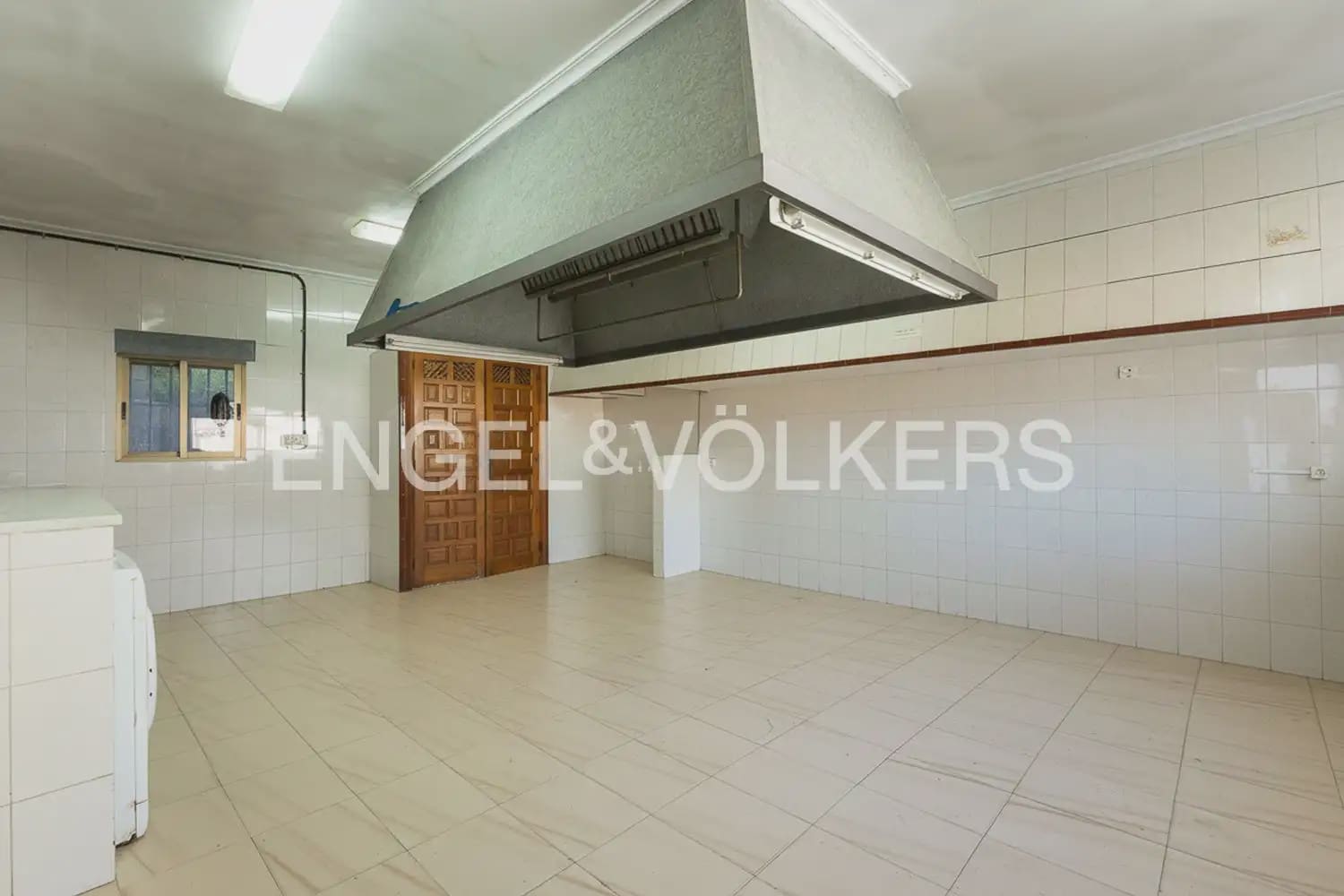 5 bedroom Villa for sale in La Font d'En Carros with pool garage - € 560,000 (Ref: 9898065)