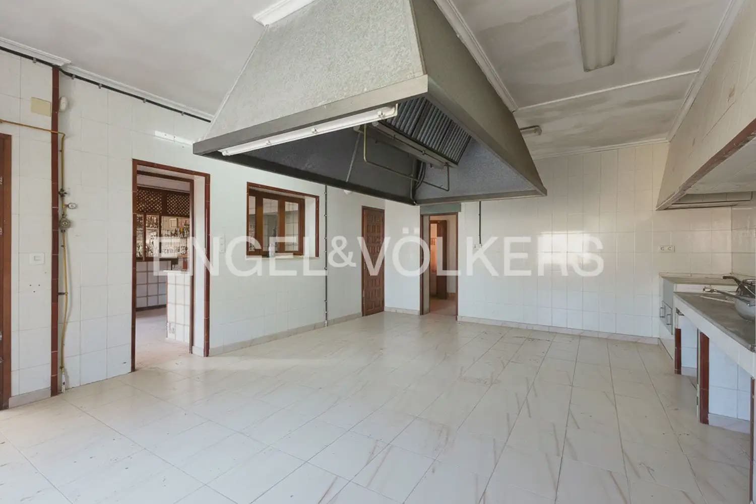 5 bedroom Villa for sale in La Font d'En Carros with pool garage - € 560,000 (Ref: 9898065)