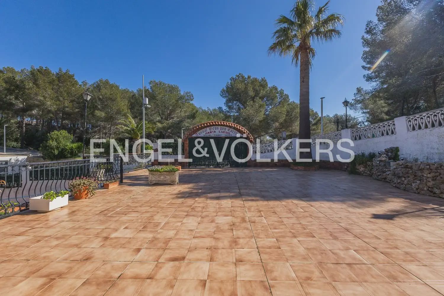 5 bedroom Villa for sale in La Font d'En Carros with pool garage - € 560,000 (Ref: 9898065)