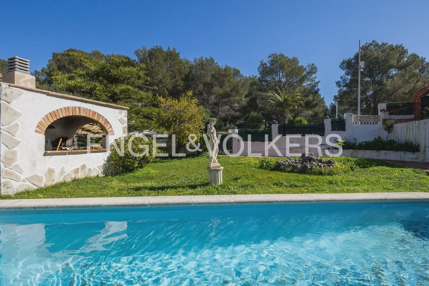 5 bedroom Villa for sale in La Font d'En Carros with pool garage - € 560,000 (Ref: 9898065)