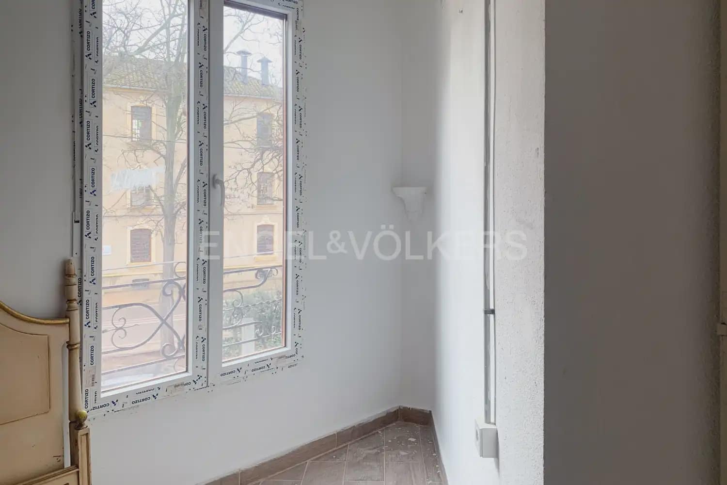 4 bedroom Townhouse for sale in Caudete de las Fuentes with garage - € 170,000 (Ref: 9898068)
