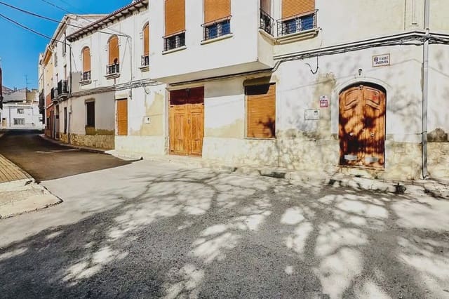 4 bedroom Townhouse for sale in Caudete de las Fuentes with garage - € 170,000 (Ref: 9898068)