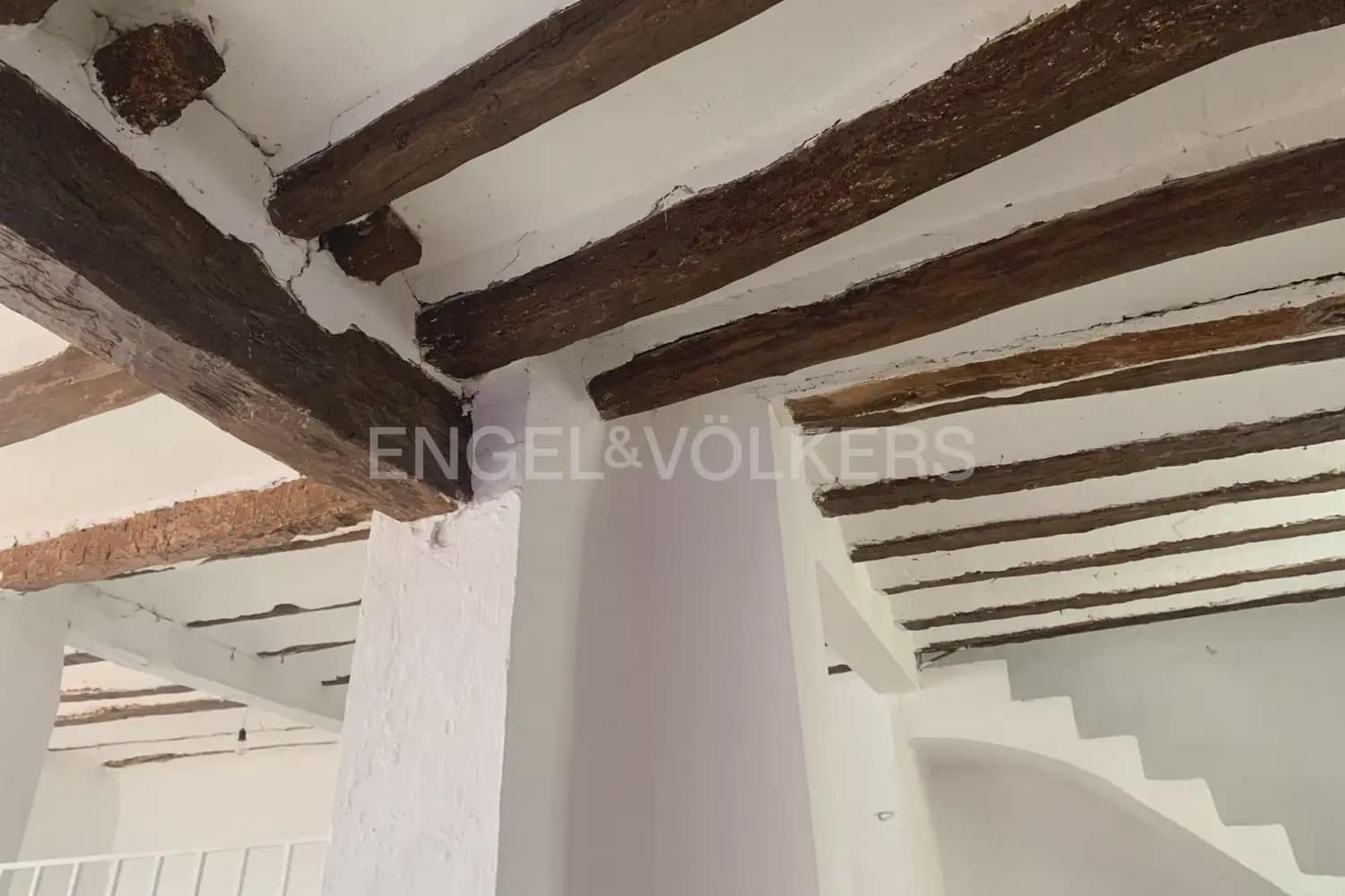 4 bedroom Townhouse for sale in Caudete de las Fuentes with garage - € 170,000 (Ref: 9898068)