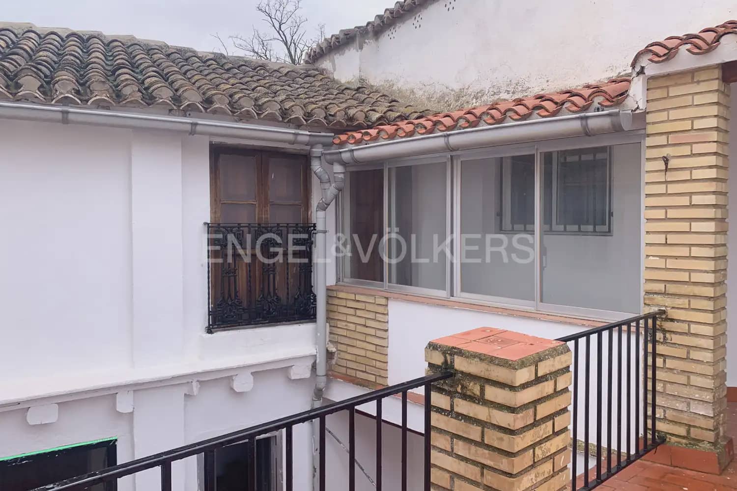 4 bedroom Townhouse for sale in Caudete de las Fuentes with garage - € 170,000 (Ref: 9898068)