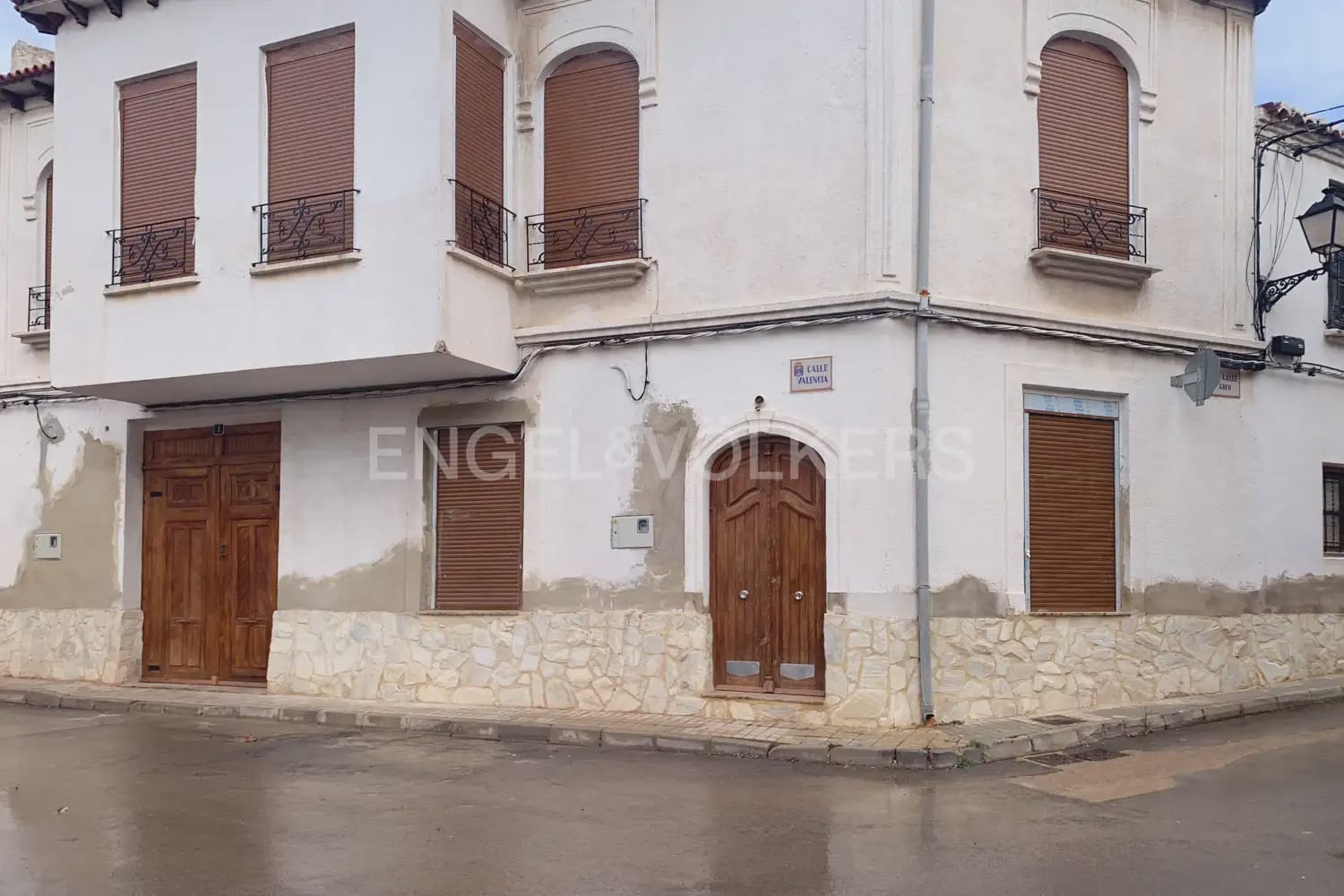 4 bedroom Townhouse for sale in Caudete de las Fuentes with garage - € 170,000 (Ref: 9898068)