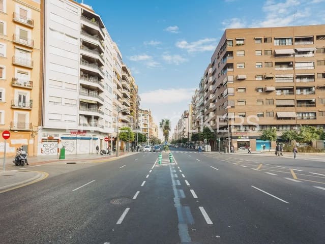 2 bedroom Penthouse for rent in En Corts, Valencia city - € 1,600 (Ref: 9898070)