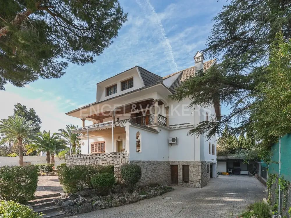 6 bedroom Villa for sale in Paterna with pool garage - € 985,000 (Ref: 9898072)