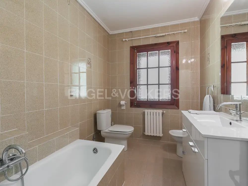 6 bedroom Villa for sale in Paterna with pool garage - € 985,000 (Ref: 9898072)