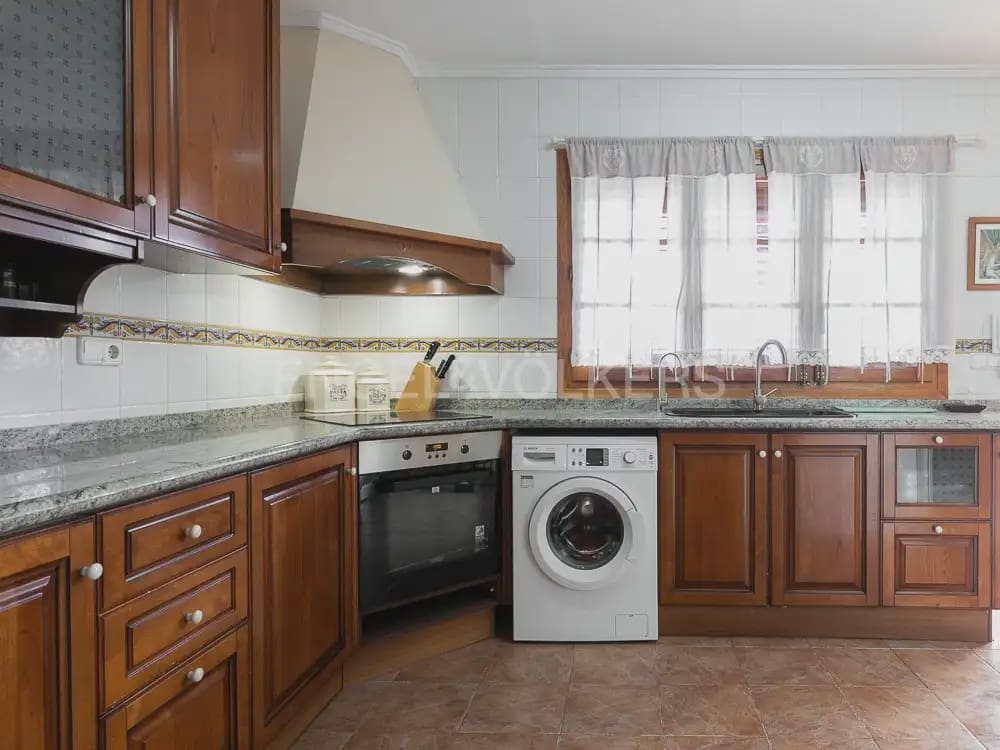 6 bedroom Villa for sale in Paterna with pool garage - € 985,000 (Ref: 9898072)