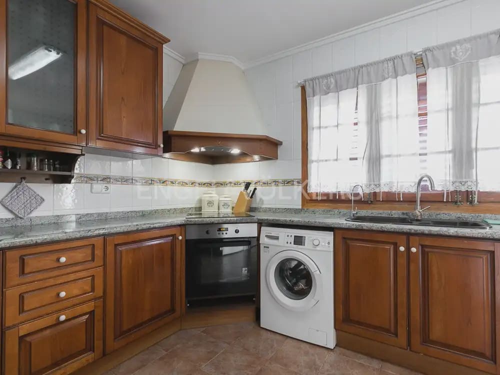 6 bedroom Villa for sale in Paterna with pool garage - € 985,000 (Ref: 9898072)