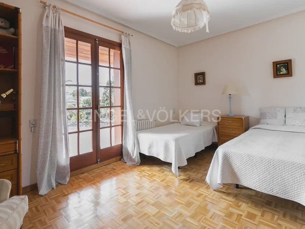 6 bedroom Villa for sale in Paterna with pool garage - € 985,000 (Ref: 9898072)