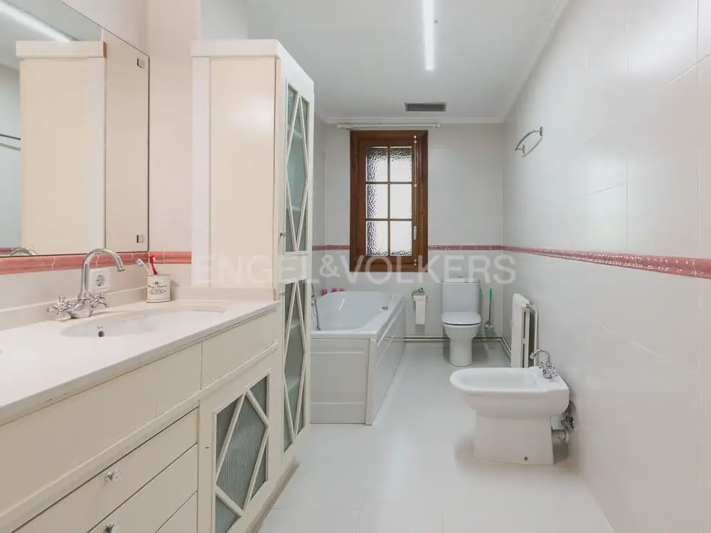 6 bedroom Villa for sale in Paterna with pool garage - € 985,000 (Ref: 9898072)