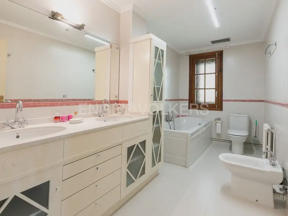6 bedroom Villa for sale in Paterna with pool garage - € 985,000 (Ref: 9898072)