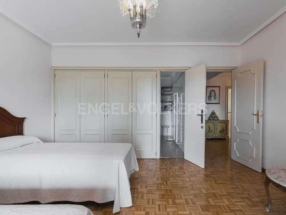 6 bedroom Villa for sale in Paterna with pool garage - € 985,000 (Ref: 9898072)