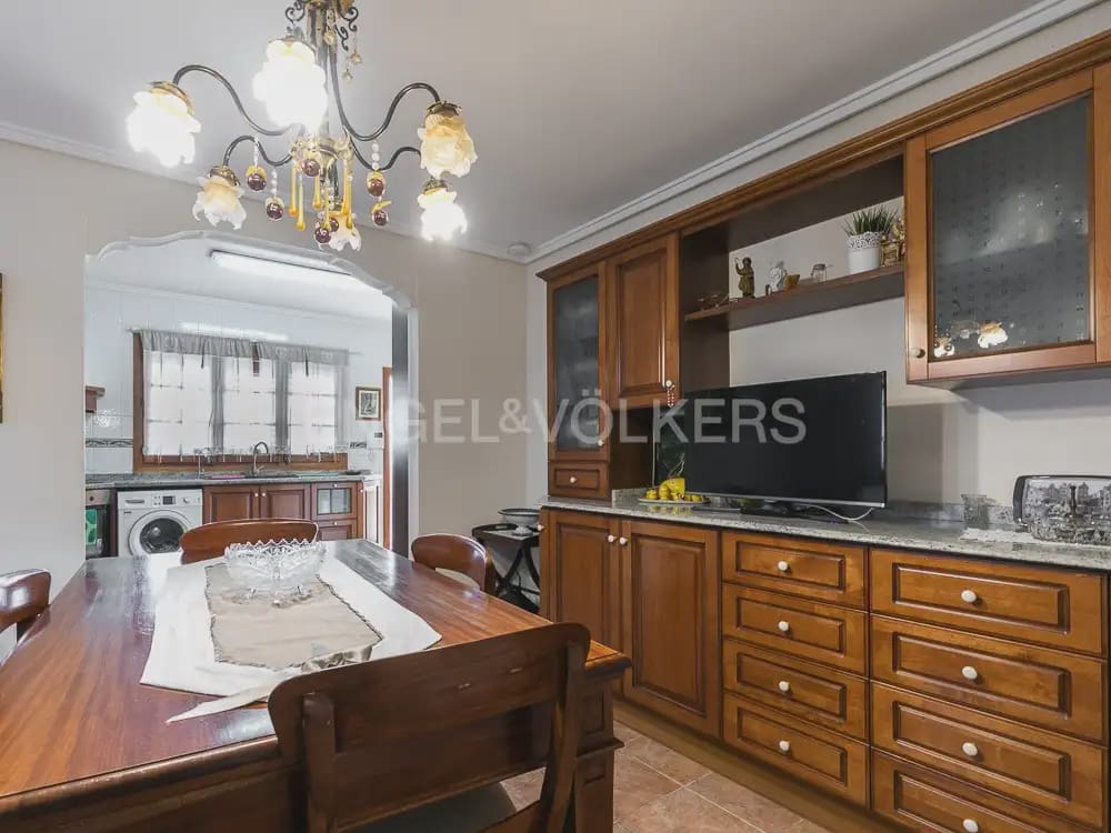 6 bedroom Villa for sale in Paterna with pool garage - € 985,000 (Ref: 9898072)