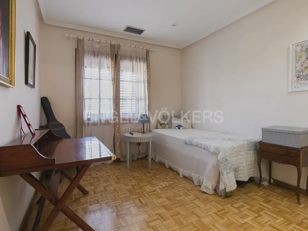 6 bedroom Villa for sale in Paterna with pool garage - € 985,000 (Ref: 9898072)