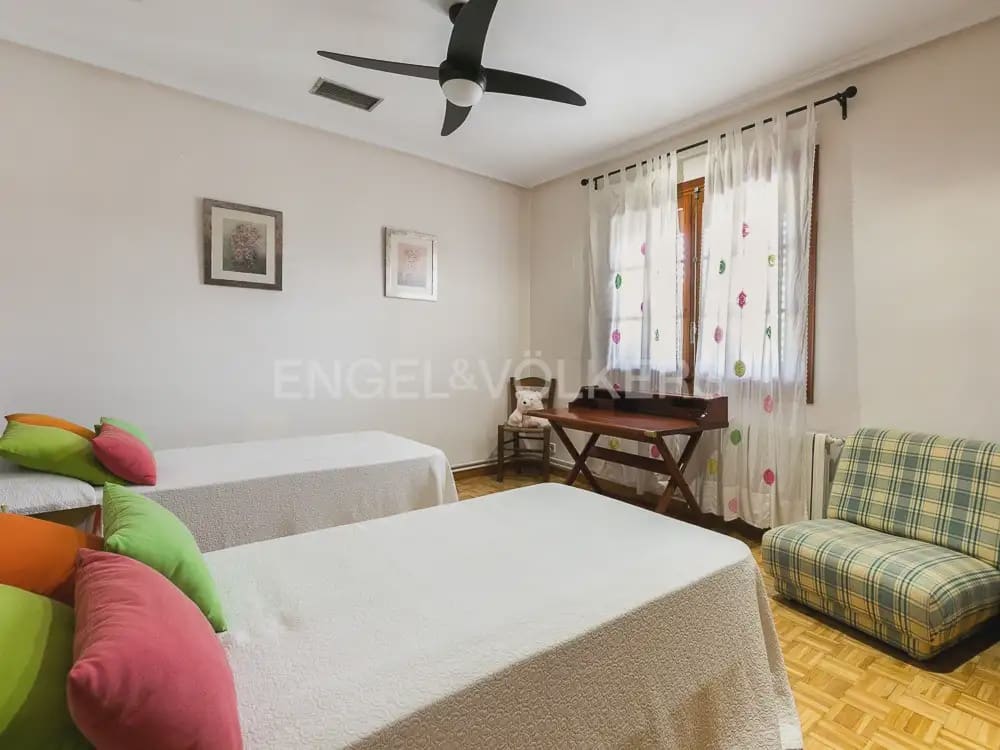 6 bedroom Villa for sale in Paterna with pool garage - € 985,000 (Ref: 9898072)