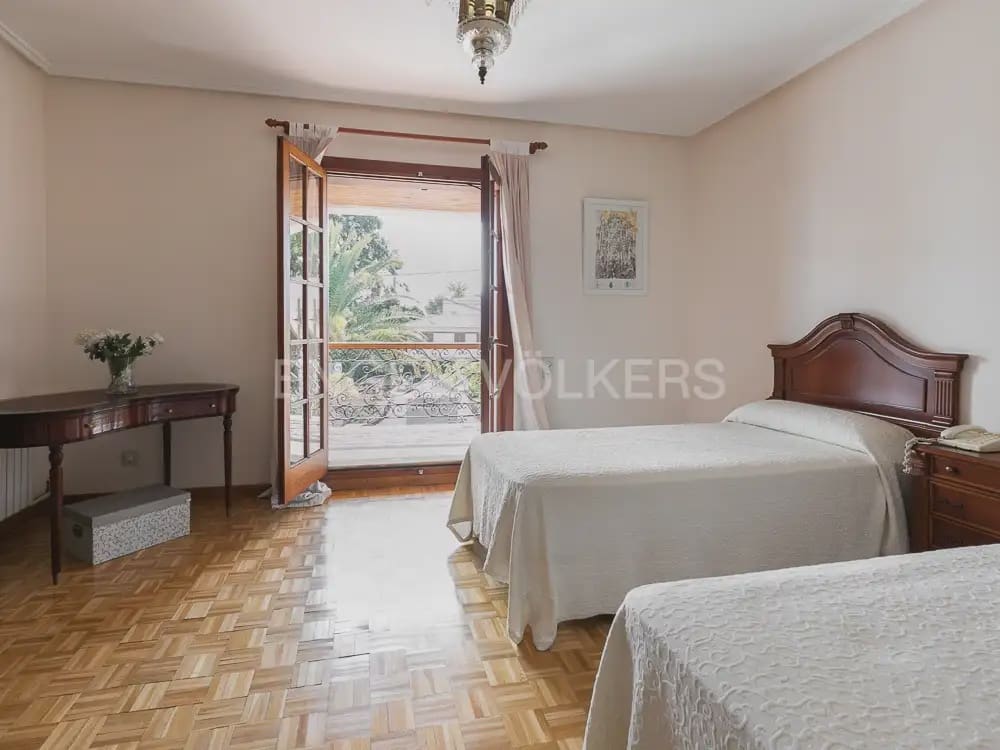 6 bedroom Villa for sale in Paterna with pool garage - € 985,000 (Ref: 9898072)