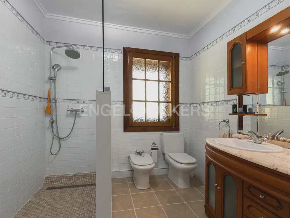 6 bedroom Villa for sale in Paterna with pool garage - € 985,000 (Ref: 9898072)