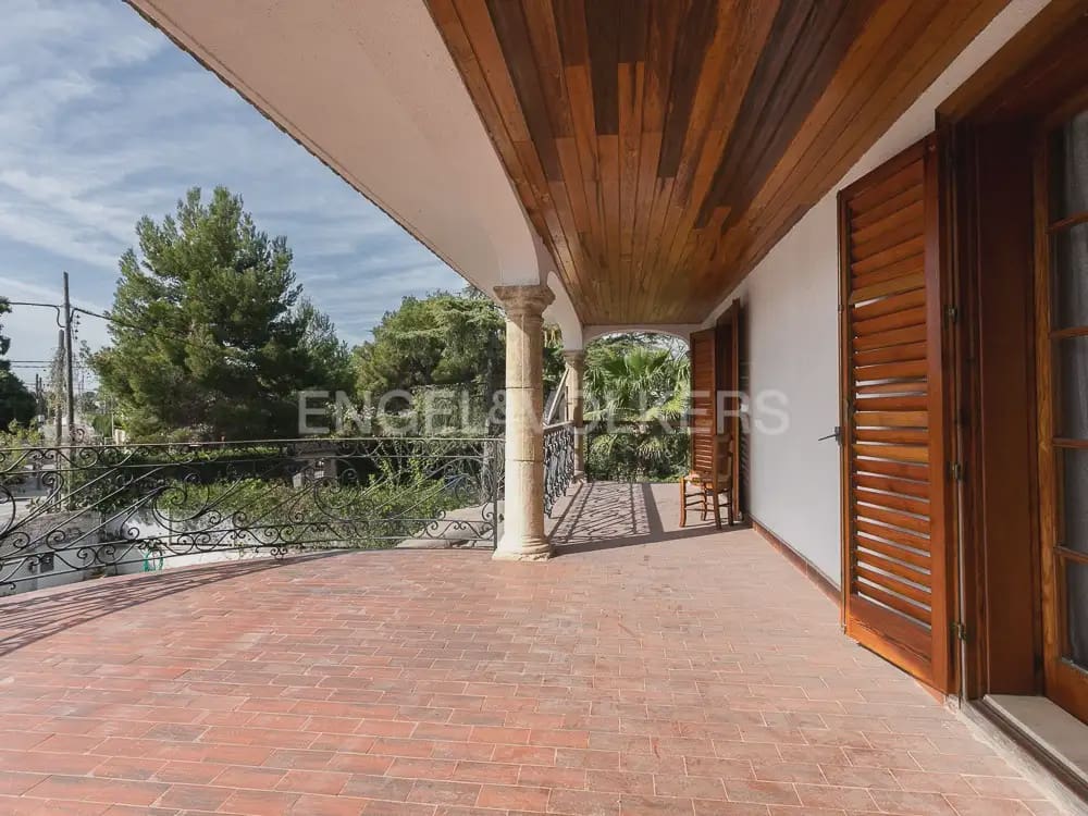 6 bedroom Villa for sale in Paterna with pool garage - € 985,000 (Ref: 9898072)
