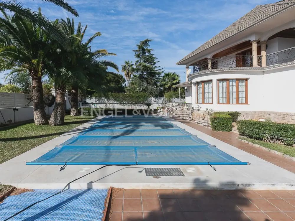 6 bedroom Villa for sale in Paterna with pool garage - € 985,000 (Ref: 9898072)